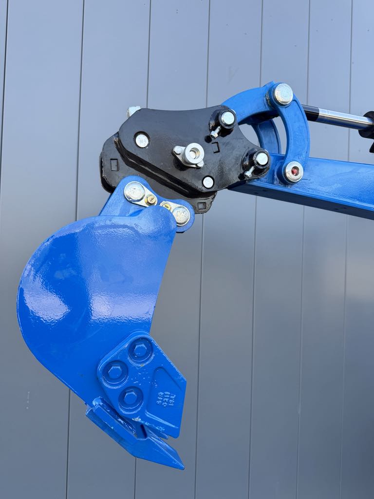 Attache rapide semi-automatique pour minipelle : simplicité et efficacité sur vos chantiers ?